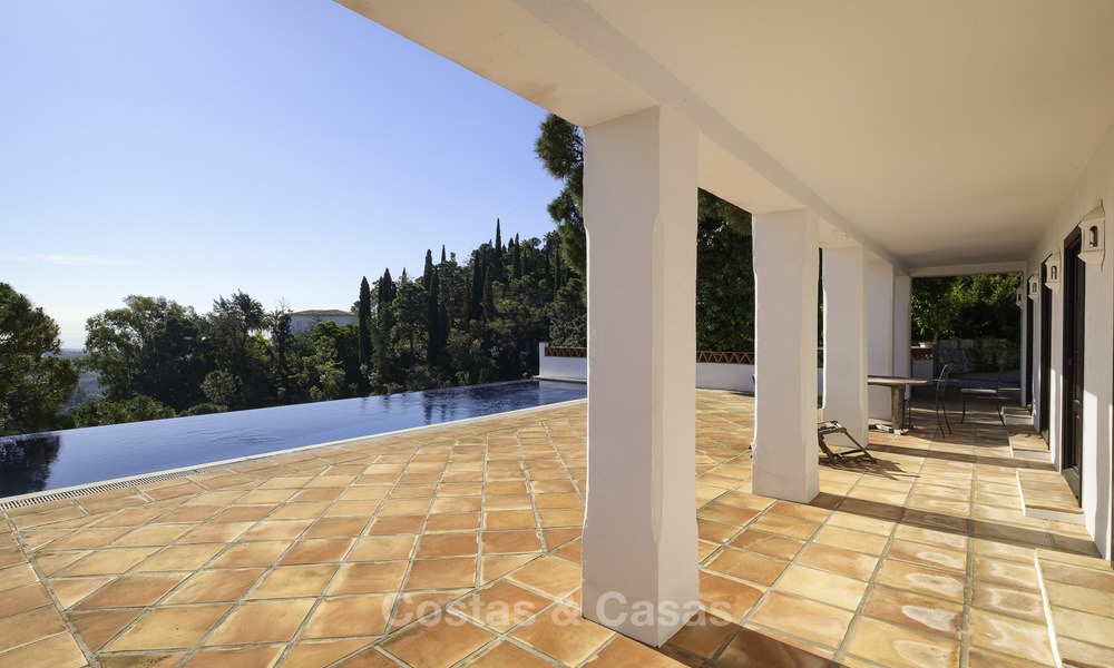 Charmante traditionele villa met panoramisch zee- en bergzicht te koop in El Madroñal, Benahavis, Marbella 12632