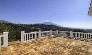 Charmante traditionele villa met panoramisch zee- en bergzicht te koop in El Madroñal, Benahavis, Marbella 12637 