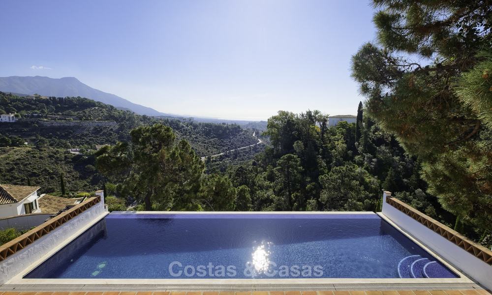 Charmante traditionele villa met panoramisch zee- en bergzicht te koop in El Madroñal, Benahavis, Marbella 12639