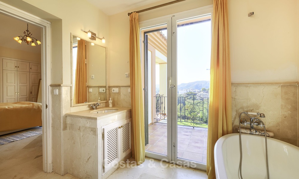 Gezellige villa in rustieke stijl met zee- en bergzicht te koop, Benahavis, Marbella 12663