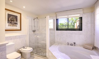 Ruim en gezellig duplex penthouse appartement te koop met 360º panoramisch zicht, tussen Estepona en Marbella 12681 
