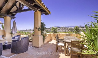 Ruim en gezellig duplex penthouse appartement te koop met 360º panoramisch zicht, tussen Estepona en Marbella 12684 