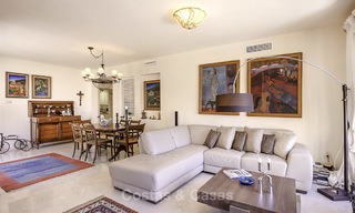 Ruim en gezellig duplex penthouse appartement te koop met 360º panoramisch zicht, tussen Estepona en Marbella 12695 