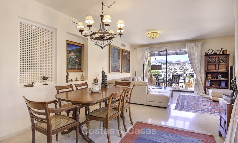 Ruim en gezellig duplex penthouse appartement te koop met 360º panoramisch zicht, tussen Estepona en Marbella 12698