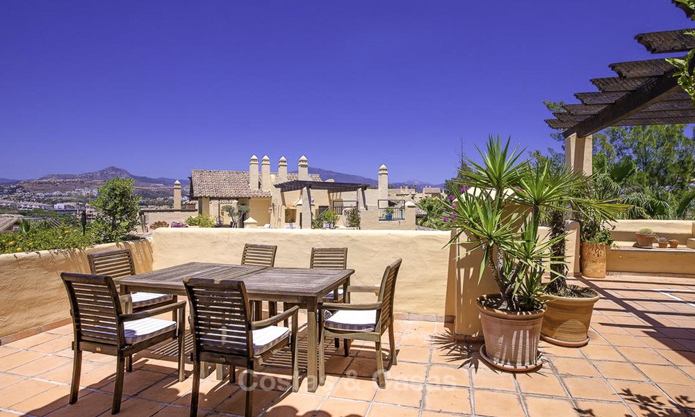 Ruim en gezellig duplex penthouse appartement te koop met 360º panoramisch zicht, tussen Estepona en Marbella 12705
