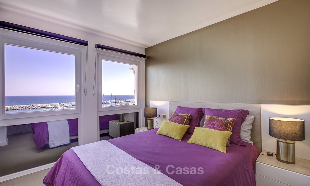 Volledig gerenoveerd modern luxe appartement te koop in de jachthaven van Puerto Banus, met panoramisch zicht over de marina en de zee, Marbella. Bodemprijs! 12735