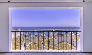 Volledig gerenoveerd modern luxe appartement te koop in de jachthaven van Puerto Banus, met panoramisch zicht over de marina en de zee, Marbella. Bodemprijs! 12740 