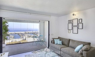 Volledig gerenoveerd modern luxe appartement te koop in de jachthaven van Puerto Banus, met panoramisch zicht over de marina en de zee, Marbella. Bodemprijs! 12746 