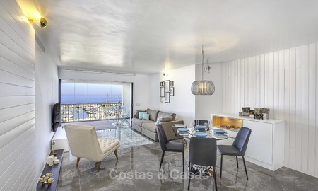 Volledig gerenoveerd modern luxe appartement te koop in de jachthaven van Puerto Banus, met panoramisch zicht over de marina en de zee, Marbella. Bodemprijs! 12747