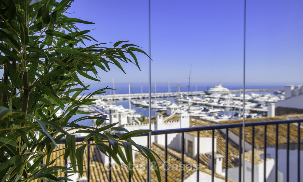 Volledig gerenoveerd modern luxe appartement te koop in de jachthaven van Puerto Banus, met panoramisch zicht over de marina en de zee, Marbella. Bodemprijs! 12749