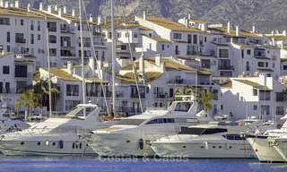 Volledig gerenoveerd modern luxe appartement te koop in de jachthaven van Puerto Banus, met panoramisch zicht over de marina en de zee, Marbella. Bodemprijs! 12754 