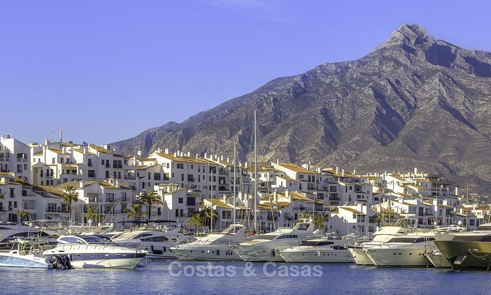 Volledig gerenoveerd modern luxe appartement te koop in de jachthaven van Puerto Banus, met panoramisch zicht over de marina en de zee, Marbella. Bodemprijs! 12755