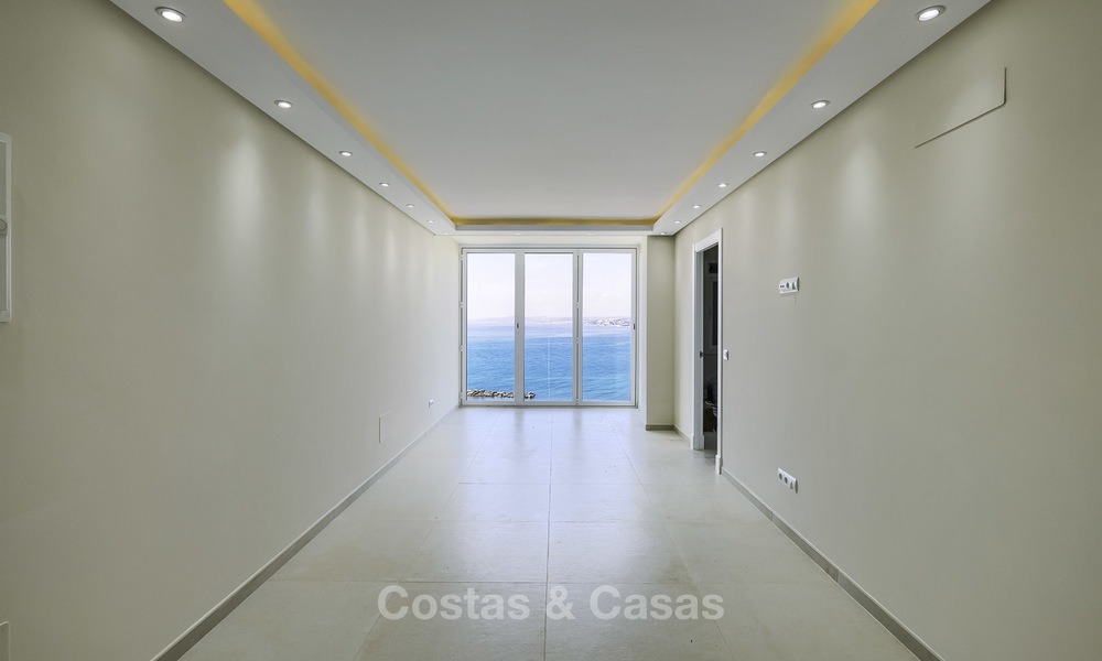 Volledig gerenoveerd appartement met zeezicht te koop, naast de jachthaven van Estepona 12781