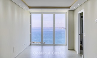 Volledig gerenoveerd appartement met zeezicht te koop, naast de jachthaven van Estepona 12783 