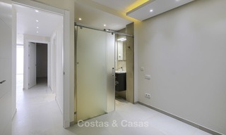 Volledig gerenoveerd appartement met zeezicht te koop, naast de jachthaven van Estepona 12785 