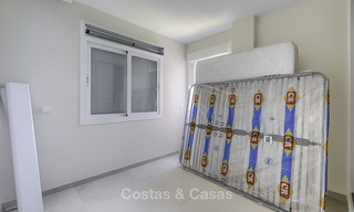 Volledig gerenoveerd appartement met zeezicht te koop, naast de jachthaven van Estepona 12791 
