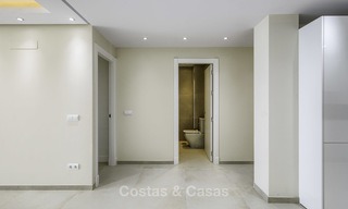 Volledig gerenoveerd appartement met zeezicht te koop, naast de jachthaven van Estepona 12796 