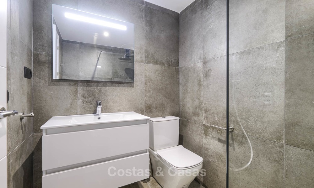 Volledig gerenoveerd penthouse appartement aan het strand te koop op de New Golden Mile, tussen Estepona en Marbella 12824