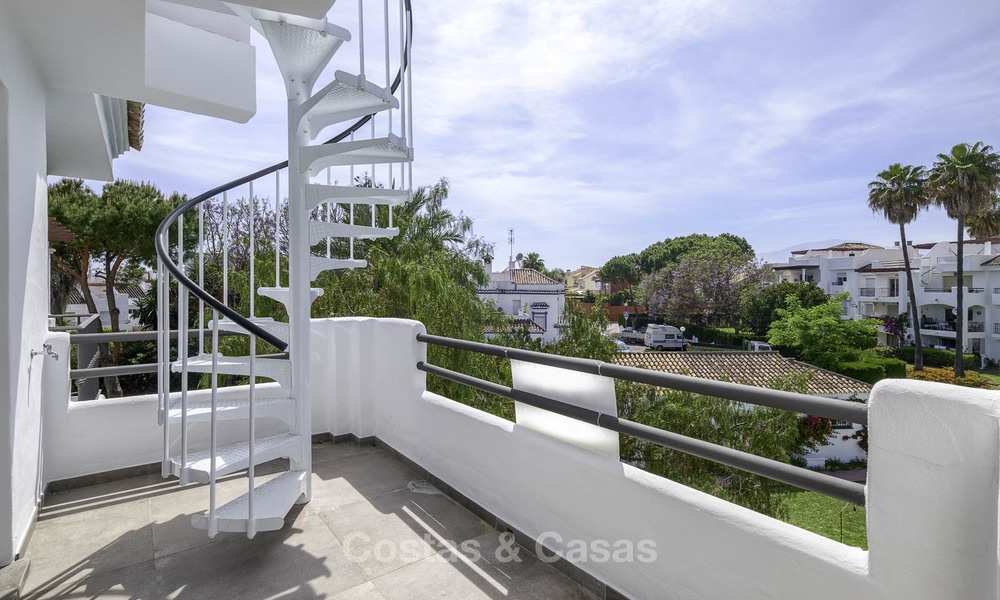 Volledig gerenoveerd penthouse appartement aan het strand te koop op de New Golden Mile, tussen Estepona en Marbella 12833