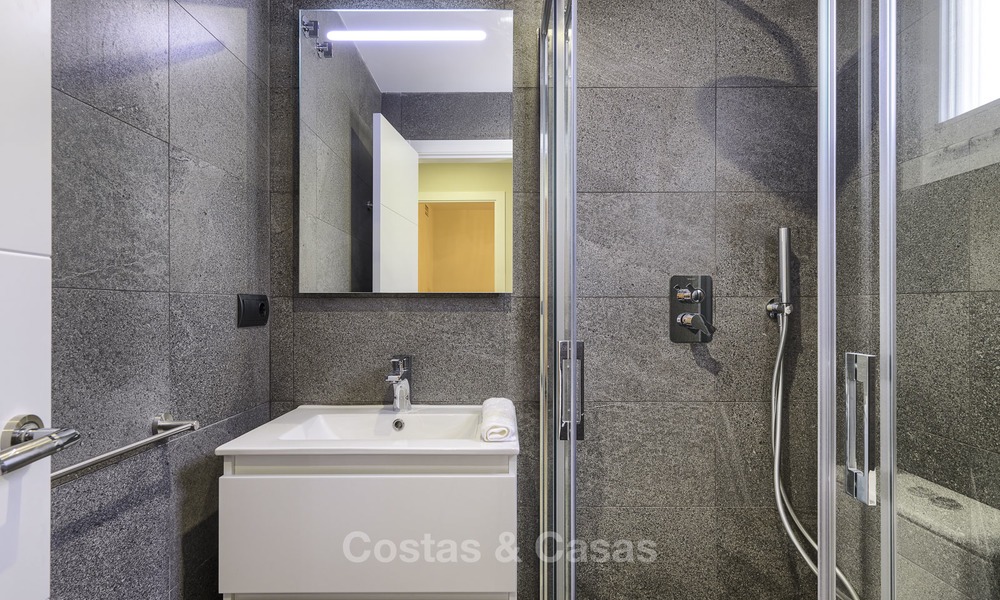 Volledig gerenoveerd penthouse appartement te koop, direct aan het strand en met prachtig zeezicht, Mijas Costa 12882