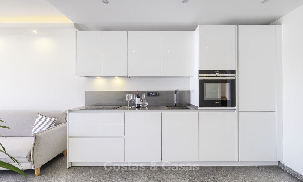 Volledig gerenoveerd penthouse appartement te koop, direct aan het strand en met prachtig zeezicht, Mijas Costa 12891