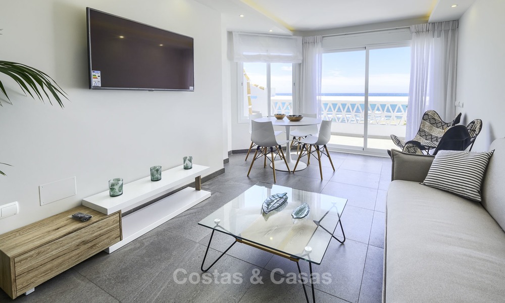Volledig gerenoveerd penthouse appartement te koop, direct aan het strand en met prachtig zeezicht, Mijas Costa 12893