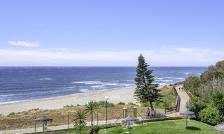 Volledig gerenoveerd penthouse appartement te koop, direct aan het strand en met prachtig zeezicht, Mijas Costa 12898 