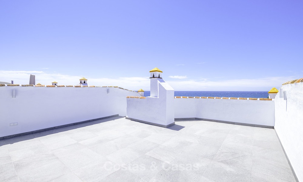 Volledig gerenoveerd penthouse appartement te koop, direct aan het strand en met prachtig zeezicht, Mijas Costa 12901