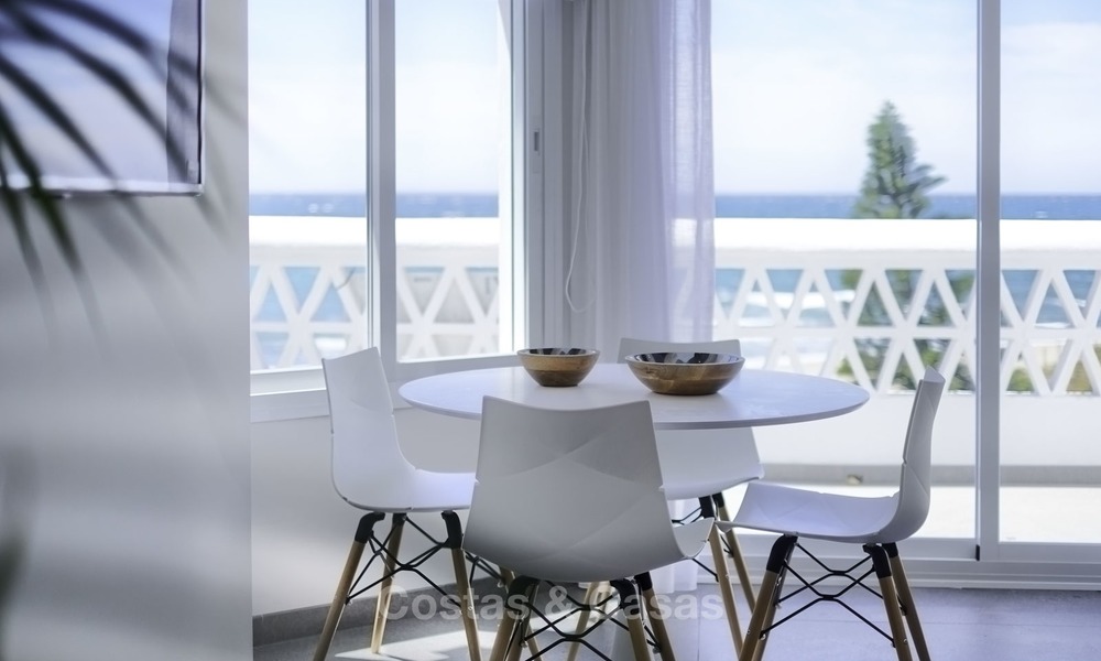 Volledig gerenoveerd penthouse appartement te koop, direct aan het strand en met prachtig zeezicht, Mijas Costa 12903