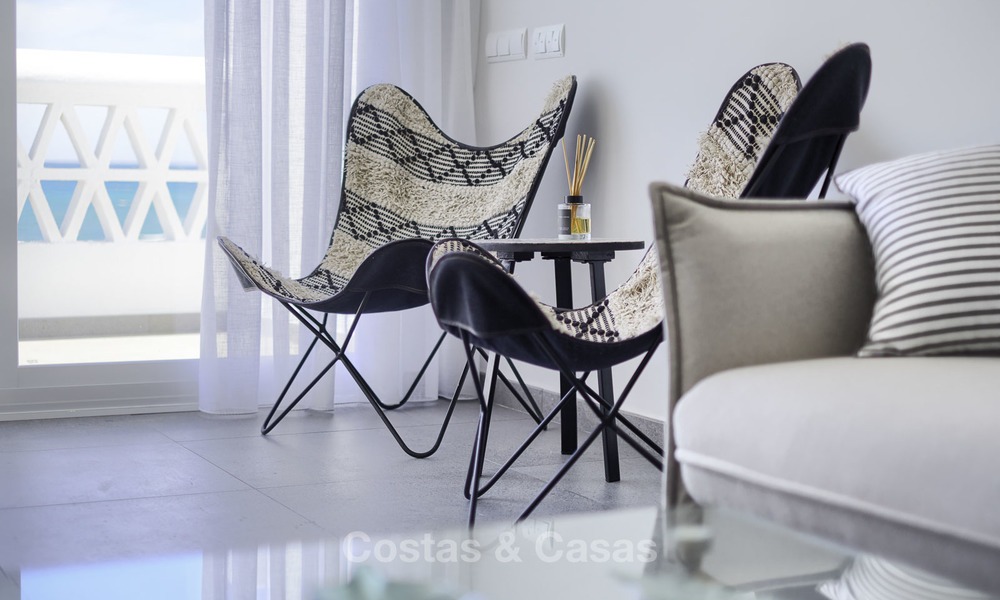 Volledig gerenoveerd penthouse appartement te koop, direct aan het strand en met prachtig zeezicht, Mijas Costa 12904
