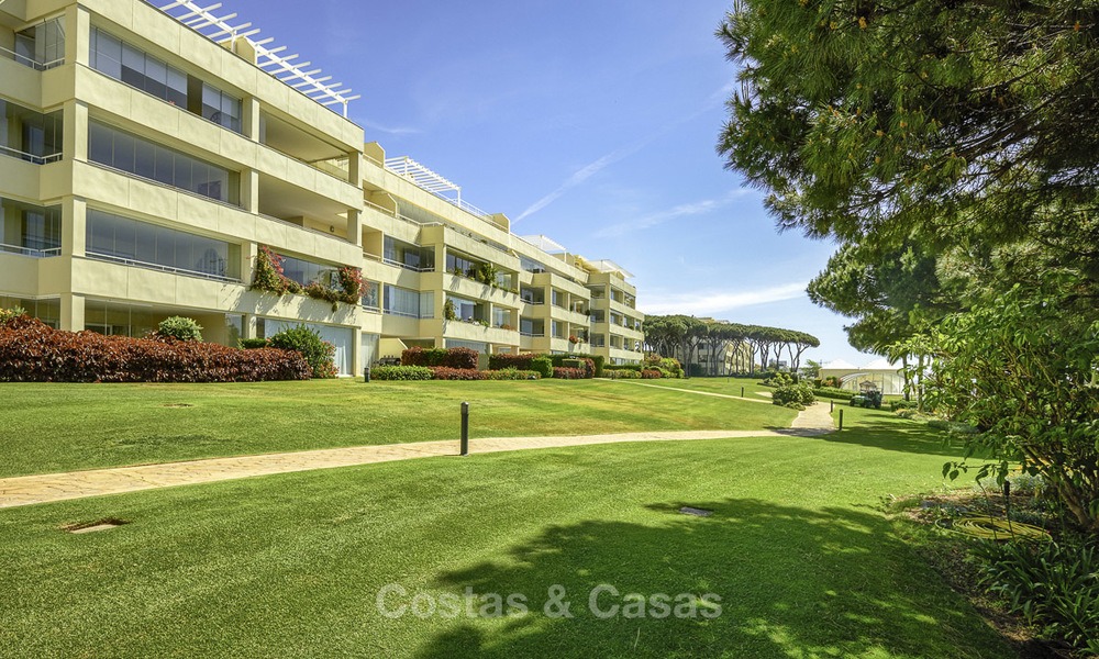 Appartement te koop, in een luxe complex direct aan het strand en met panoramisch zeezicht, Cabopino, Marbella 12983