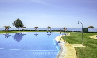 Appartement te koop, in een luxe complex direct aan het strand en met panoramisch zeezicht, Cabopino, Marbella 12984 