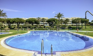 Appartement te koop, in een luxe complex direct aan het strand en met panoramisch zeezicht, Cabopino, Marbella 12985 