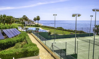 Appartement te koop, in een luxe complex direct aan het strand en met panoramisch zeezicht, Cabopino, Marbella 12988 