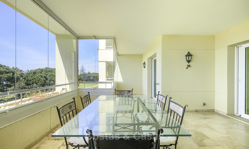 Appartement te koop, in een luxe complex direct aan het strand en met panoramisch zeezicht, Cabopino, Marbella 12992