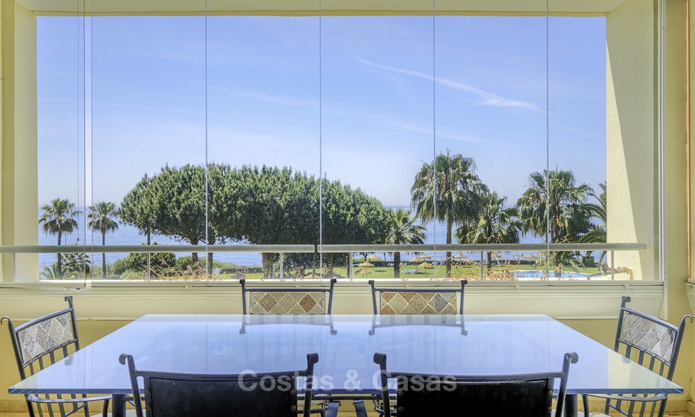 Appartement te koop, in een luxe complex direct aan het strand en met panoramisch zeezicht, Cabopino, Marbella 12993
