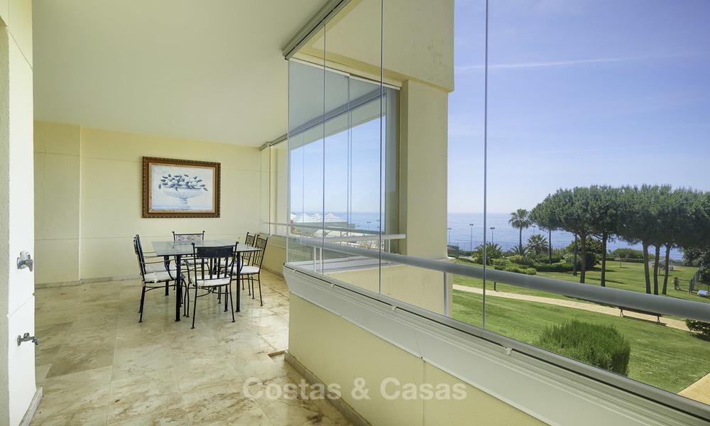 Appartement te koop, in een luxe complex direct aan het strand en met panoramisch zeezicht, Cabopino, Marbella 12994