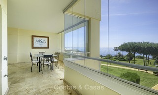 Appartement te koop, in een luxe complex direct aan het strand en met panoramisch zeezicht, Cabopino, Marbella 12994 