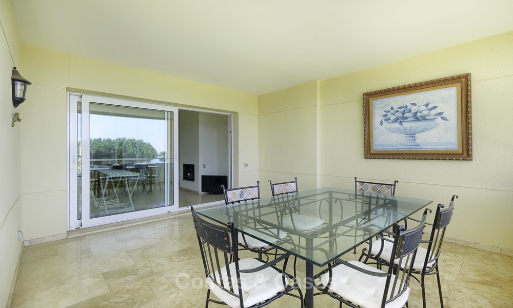 Appartement te koop, in een luxe complex direct aan het strand en met panoramisch zeezicht, Cabopino, Marbella 12995