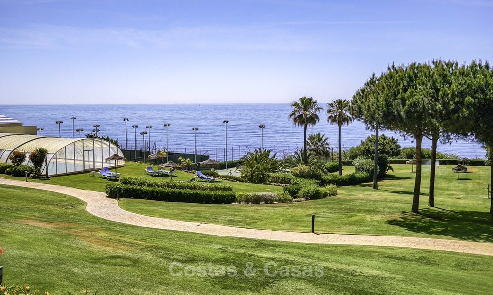 Appartement te koop, in een luxe complex direct aan het strand en met panoramisch zeezicht, Cabopino, Marbella 12997