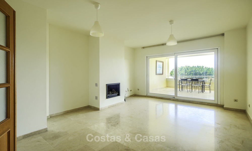 Appartement te koop, in een luxe complex direct aan het strand en met panoramisch zeezicht, Cabopino, Marbella 12998