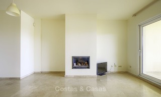Appartement te koop, in een luxe complex direct aan het strand en met panoramisch zeezicht, Cabopino, Marbella 12999 