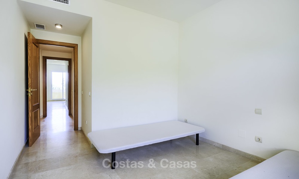 Appartement te koop, in een luxe complex direct aan het strand en met panoramisch zeezicht, Cabopino, Marbella 13002