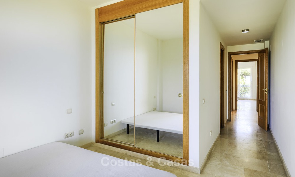 Appartement te koop, in een luxe complex direct aan het strand en met panoramisch zeezicht, Cabopino, Marbella 13007