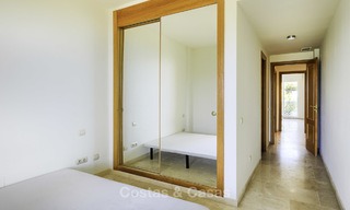 Appartement te koop, in een luxe complex direct aan het strand en met panoramisch zeezicht, Cabopino, Marbella 13007 