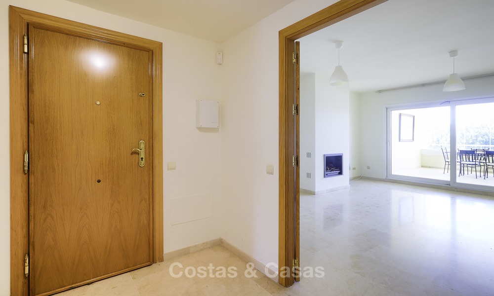 Appartement te koop, in een luxe complex direct aan het strand en met panoramisch zeezicht, Cabopino, Marbella 13008