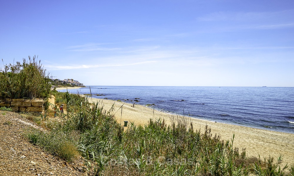 Appartement te koop, in een luxe complex direct aan het strand en met panoramisch zeezicht, Cabopino, Marbella 13014