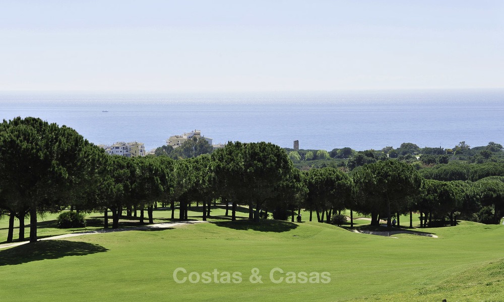 Appartement te koop, in een luxe complex direct aan het strand en met panoramisch zeezicht, Cabopino, Marbella 13192