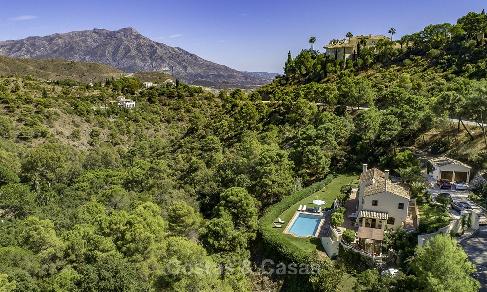 Idyllische rustieke villa met heerlijk uitzicht op het platteland te koop, in het exclusieve El Madroñal, Benahavis, Marbella 12940