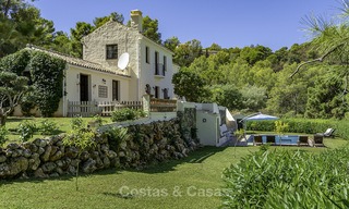 Idyllische rustieke villa met heerlijk uitzicht op het platteland te koop, in het exclusieve El Madroñal, Benahavis, Marbella 12942 